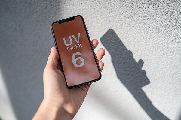 Bild eines Handys, welches den UV Index anzeigt