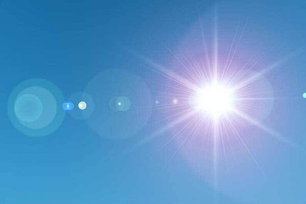 Sonne am blauen Himmel