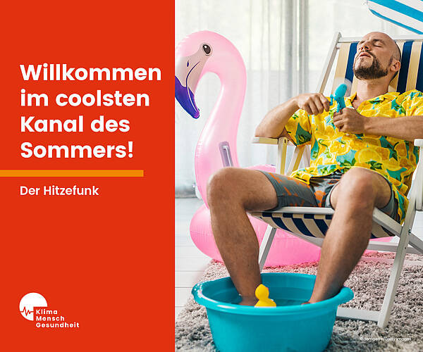 Ein Mann sitzt im Liegestuhl und stellt die Füße in eine Schüssel mit Wasser