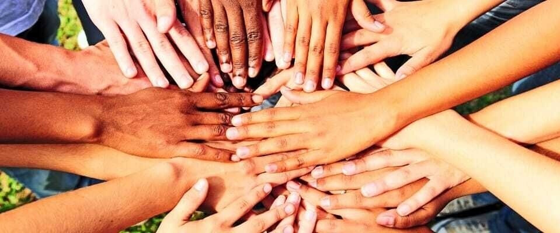 Menschen, die ihre Hände zusammenlegen