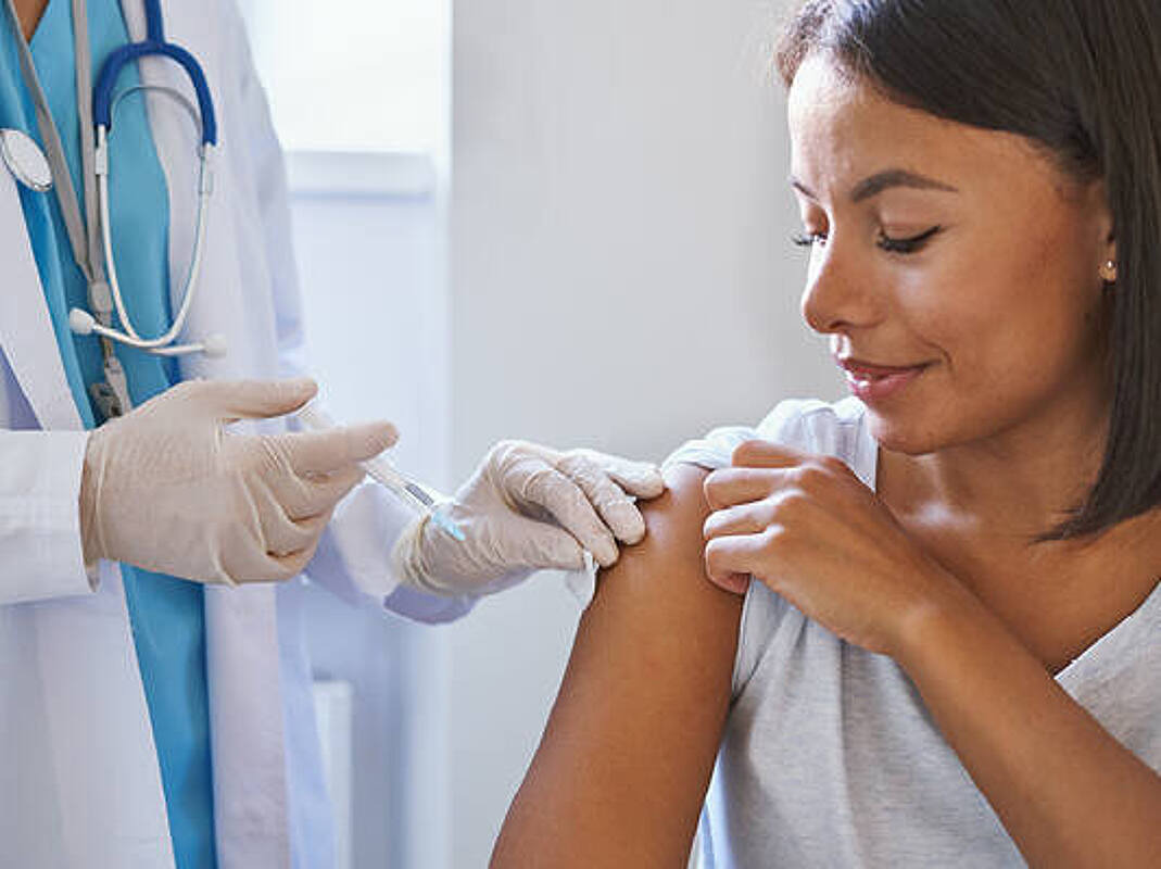 Eine Frau erhält eine Zeckenschutzimpfung.