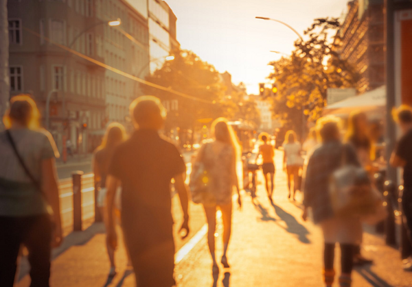 Eine belebte Straße im Sommer in warmes Abendlicht getaucht